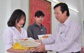 新屆理事長梁萬榮向大學生頒發獎學金。