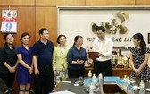 平仙(Biti's)公司代表迎接中國雲南省河口瑤族自治縣人民政府代表團。