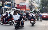 很多少兒坐摩托車時不戴安全帽。