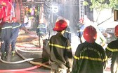 消防警察在本市某結合經營的住房滅火。