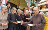 市華人佛教會正代表釋慧功上座與慈善團向安江省朱篤市貧困戶贈送賑濟品。