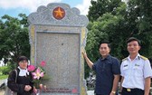 慶和省長沙島縣代表接受駐韓國越南佛子協會寄送的銘記葛麻島戰士紀念碑。（圖源：文玉）