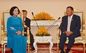 中央民運部長張氏梅（左）在柬埔寨首都金邊同柬埔寨人民黨副主席賽宗舉行會晤。（圖源：VOV）