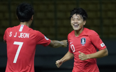 韓國隊Jeon Se-Jin進球後同隊友慶祝。