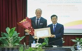 文體與旅遊部長阮玉善（右）向世界高爾夫球的傳奇式人物葛列格‧諾曼頒授2018-2021年任期越南旅遊大使委任書。（圖源：越通社）
