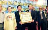 阮氏雲（七雲）同志出席《西貢解放報》成立35週年紀念儀式及獲授予三等勞動勳章。