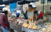河內市某自發性街市正出售未經檢疫的禽肉。