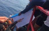 搜救人員成功在深約30米的海底打撈起第一個黑匣子。（圖源：Dok.istimewa）