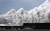 當地時間9月4日，25年來威力最強的颱風“飛燕”登陸日本西部，帶來強風和強降雨，至少造成7人喪生，逾百人受傷，逾百萬戶停電，關西國際機場更因淹水關閉，數百航班取消。（圖源：Getty Images）