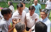 市人委會主席阮成鋒與守添民眾會晤。（圖源：明君）