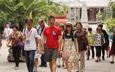 旅遊總局建議公安部對外安寧局介入調查慶和省偽造導遊證團夥。圖為帶團的1名中國導遊在給中國遊客做嚮導。（示意圖源：互聯網）