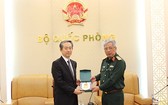 國防部副部長阮志詠上將（右）向中國駐越南特命全權大使熊波贈送紀念品。（圖源：海軍）