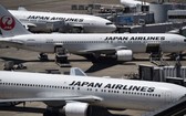 日本航空公司(JAL)21日超賣機位，加上花不少時間協調乘客，罕見造成飛往福岡機場的末班機被迫取消，約400名乘客受影響。（示意圖源：AFP）