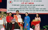 市紅十字會副主席陳文俊、第八郡郡委副書記阮青春向鄧栢榮頒發獎狀。
