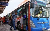 市民乘坐橙色防性侵巴士。（圖源：秋容）