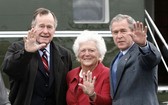 老布什（左）與妻子（中）和兒子小布什。（圖源：路透社）