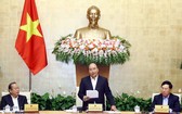 阮春福總理（中）在政府11月份例會上致詞。（圖源：越通社）