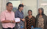第十一郡企業家協會執委會代表分別贈送給華人婦女黃玉亮及阮金英各600萬元，以協助她們治病。