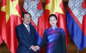 國會主席阮氏金銀（右）接見柬埔寨首相洪森。（圖源：仲德）