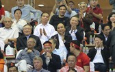 阮春福總理親臨球場為球隊鼓舞士氣。（圖源：VGP）