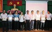 該坊人委會主席黃晉功向在扶貧計劃工作中有所作為的8集體和11個人頒發獎狀。