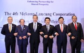 政府副總理范平明（右二）與各國團長合照留念。（圖源：越通社）