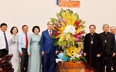 市委書記阮善仁(左五)向市天主教總教區祝賀聖誕節。（圖源：越勇）