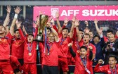 越南隊高舉冠軍金盃。（圖源：互聯網）