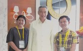 女設計師阮氏秋霞與新加坡總理李顯龍、杜孟雄藝人合照。