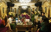 涉嫌本月21日晚上在Dubai Club卡拉OK店吸毒聚會被職能力量突擊查獲時的現場。（圖源：公安機關提供）