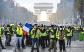 法國“黃背心”抗議者“佔領”巴黎香榭麗舍大街。（圖源：AFP）