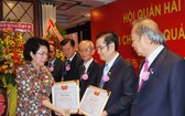 市祖國陣線委員會主席蘇氏碧珠向理事會成員頒發獎狀。