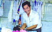 阮先生在自己的免費舊衣服攤內。