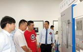 王騰飛總經理(右一)向貴賓介紹產品。