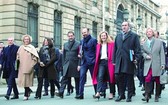 法國內閣成員早餐會後，步行至愛麗舍宮商討新一年的施政方針。（圖源：路透社）