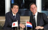 當地時間9日下午，日本首相安倍晉三（左）在荷蘭南部鹿特丹與該國首相呂特舉行會談。（圖源：共同社）