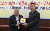 市人文社科大學副校長黎友福（左）向廣西財經學院團代表贈送紀念品。