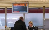 圖為在德國首都柏林的泰格爾機場，一名旅客在漢莎航空公司櫃檯辦理乘機手續。（圖源：新華社）