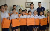 西貢屏榮食品公司給學生派發中秋月餅。