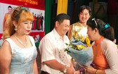 第六郡婦聯會主席梁青竹向華人熱心人士贈花致謝。