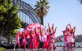悉尼農曆節慶典啟動儀式上“小豬們”的表演。（圖源：互聯網）