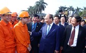 政府總理阮春福（右二）前往看望並向海防市工人拜年。（圖源：越通社）