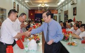 海南會館理事長吳清華向與會者派發新年紅包與大桔。