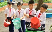 小學生良好執行環境保護工作。（圖源：誠智）