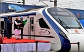 當地時間15日，在印度首都新德里，印度總理莫迪（前）在開通運營儀式上手持指揮列車的旗幟。（圖源：互聯網）