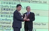 華人企業家徐貴成（右）榮獲台灣觀光部門頒發的“台灣觀光貢獻獎”。