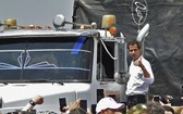 委內瑞拉臨時總統瓜伊多參觀運送救援物資車隊。（圖源：路透社）