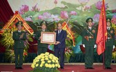 政府總理阮春福向邊防部隊頒授一等軍功勳章。（圖源：Chinhphu.vn）