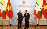 外交部長范平明（右）與緬甸國際合作部長吳覺丁會面時握手。（圖源：越通社）