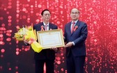 市委書記阮善仁轉授二等勞動勳章給華人企業家楊文德(左)。